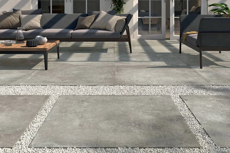 Dalle-de-terrasse-20mm-aspect-beton-nuancé-gris-ciment-grand-format-90x90-Officine-Calce